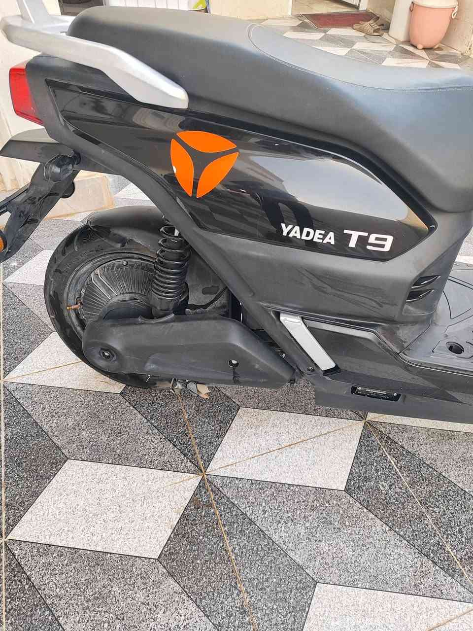 دراجة شحن شركة ياديا موديل T9
2 كير و سرعة 50 نضافة فول و 6 بطاريات 
السعر 850 وبيها مجال للأستفسار الاتصال على هذا الرقم
***********
