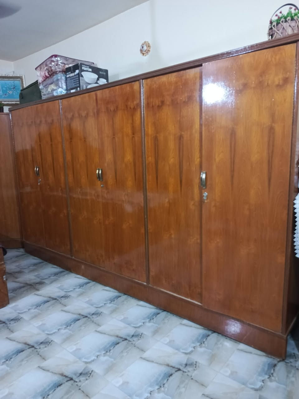 السلام عليكم غرفه اخشاب للبيع خشب الاولي السعر 950 وبيها مجال مكان فلوجه حي المعلمين قرب مستوصف الجولان رقم الهاتف ***********
