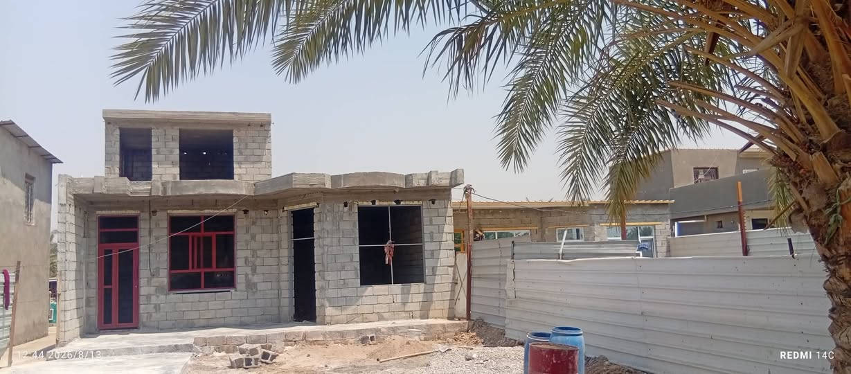 السلام عليكم للبيع قطعة ارض المساحه 10دونم الواجهه 125متر  والنزال 250متر وتحتوي على دونمين ونص عقد متصله بالشارع الخلفي ما عده العشر دوانم وتحتوي على خمس بيوت صب واثنان سندويش وجنس الأرض طابو بستان وامامهه ثلاث نهران ماء   وموقع الأرض شارع المطار قريه المثاثات تبعد عن شارع التبليط 500متر والاستفسار الاتصال بالرقم التالي   ***********
