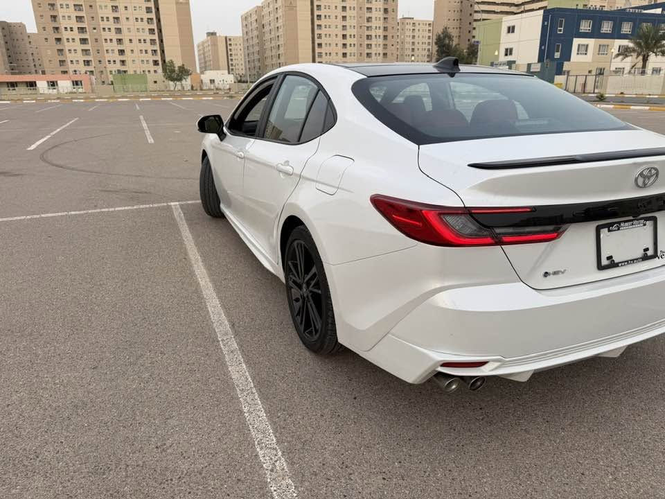 � تويوتا كامري 2025 XSE هايبرد – وارد أمريكي 🇺🇸

* فئة XSE
* هايبرد 2.5 لتر
* FWD – تو ويل
* ماشية فقط 5 آلاف كم
* سقف بانوراما كهربائي 🌟
* جنوط رياضية 19 إنچ
* داخلية جلد
* مقاعد أمامية كهربائية ومدفأة
* شاشة وسطية 12.3 إنچ
* شاشة عدادات رقمية 12.3 إنچ
* Apple CarPlay لاسلكي
* Android Auto
* كاميرا خلفية
* Blind Spot
* حساسات
* مثبت سرعة متكيف
* Lane Assist
* Toyota Safety Sense 3.0
* تشغيل بصمة ودخول ذكي
* Push Start
* تحكم بالمقود
* Paddle Shifters
* تكييف أوتوماتيك
* إضاءة LED
* سقف بانوراما 🌟
* مواصفات XSE الرياضية كاملة
🔥 نظيفة جداً وشبه جديدة، ماشية 5 آلاف فقط
للاستفسار ***********
