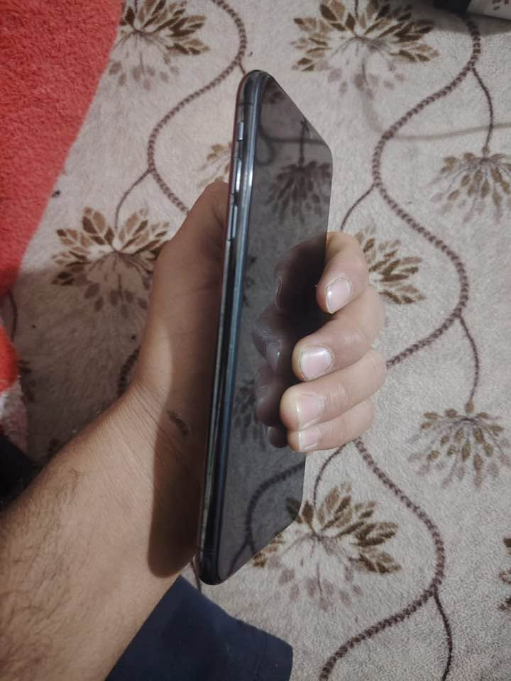 السلام عليكم آيفون اكس ماكس مراوس فقط ويه ١١برو ١٢بر ماكس ونطي فرق جهاز نضيف كلش مابي كل عيب فقط بي شرك بل ضهر موضح بل صوره بطاريه 77بلادي فيس إيدي شغال المبايل مابي كل عيب وتساب ***********

