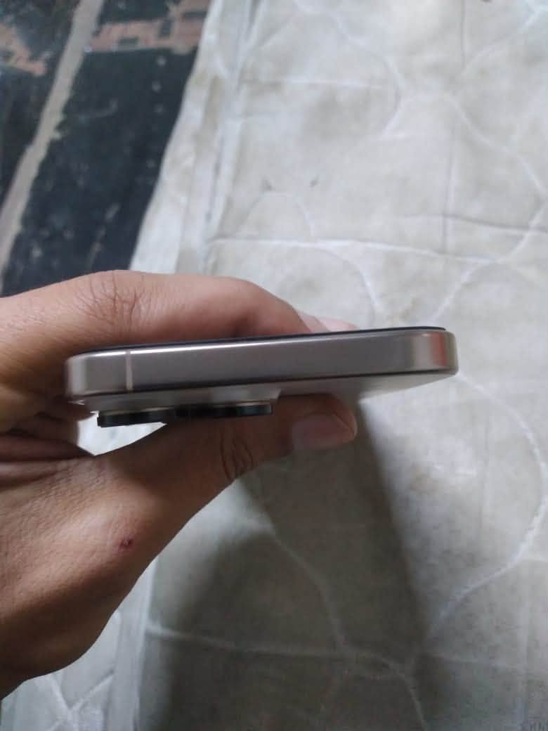 ايفون ١٦ برو ماكس ٢٥٦ • نضافة ٩٨٪ • بطارية ٨١٪