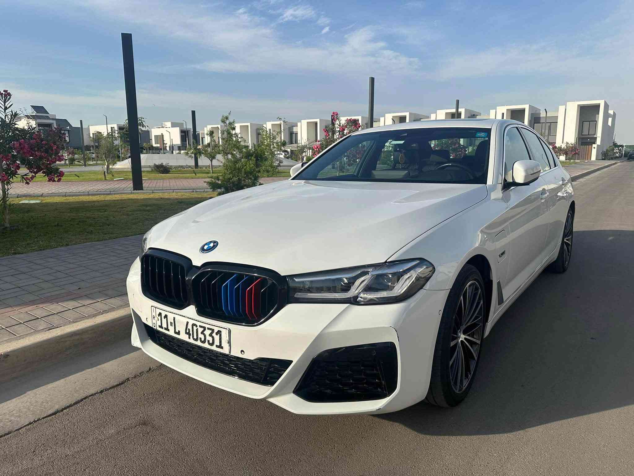 BMW 530e موديل 2023 بلكن
التفاصيل بالصور

نص مكتوب في الصور:
- Bmw 530e 2023 حادثه فقط جاملخ خلفي ماشيه 57000 ميل للبيع فقط موجوده بحي جامعه *********** 31.500$