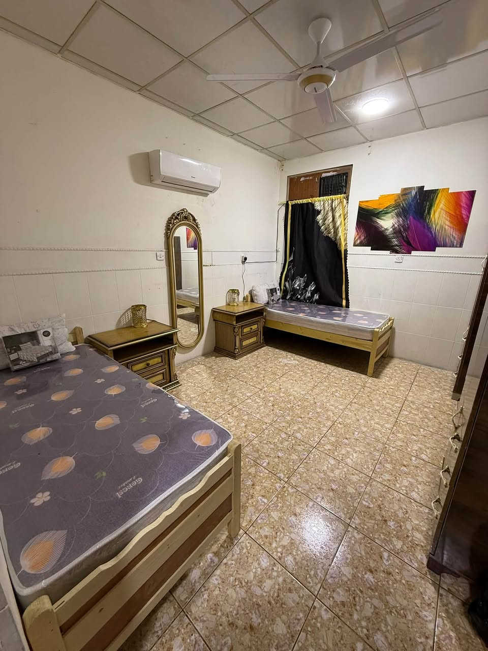 📍 البياع
قريب: ابن سينا والمستنصرية (5 د مشي)
والفراهيدي (10 د مشي)
🏠 شقة مؤثثة بالكامل
غرفتين + صالة + مطبخ + حمام
✨ شامل كهرباء 
👩‍🎓 السكن: كل بنتين بغرفة
📞 للتواصل: ***********
