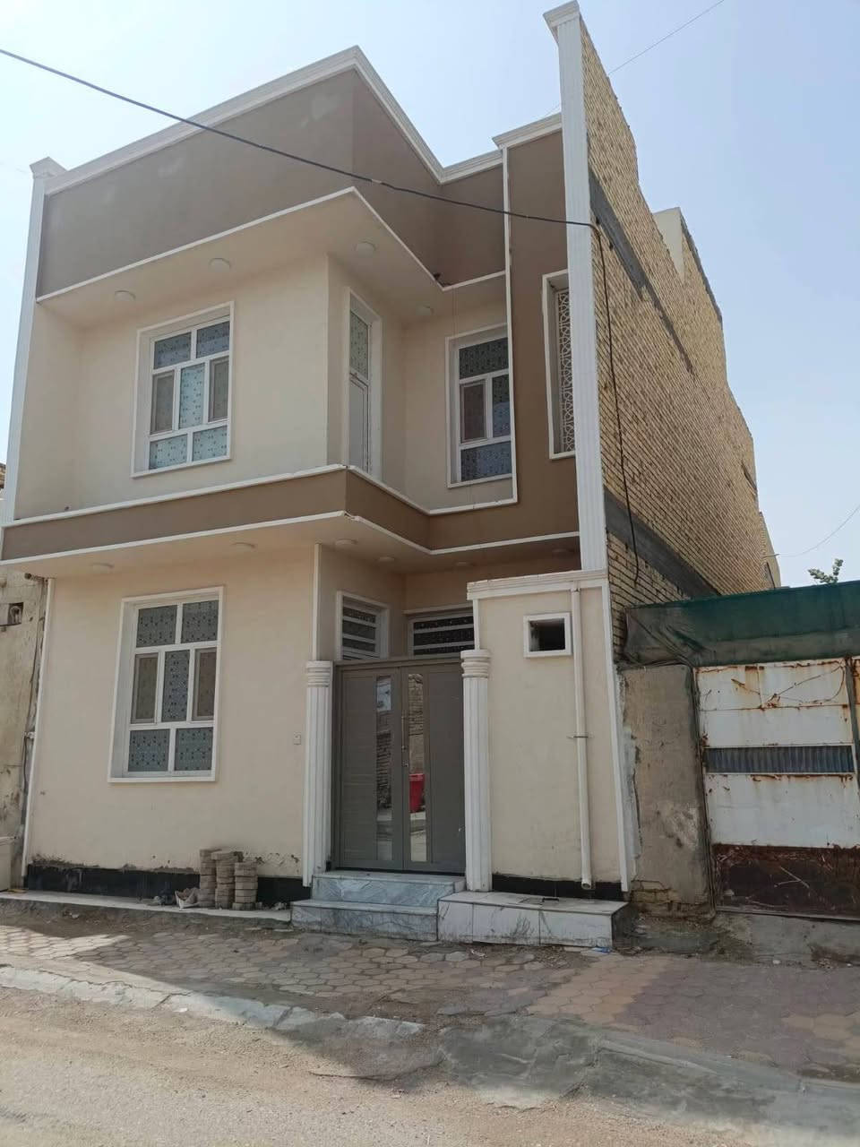 بيت للبيع في حي الشهداء شارع المحسن مساحة 100 متر طابقين حديث حاليا فارغ البيت يحتوي على 4غرف نوم مكتب التساهل العقار السعر 170 مع المجال
