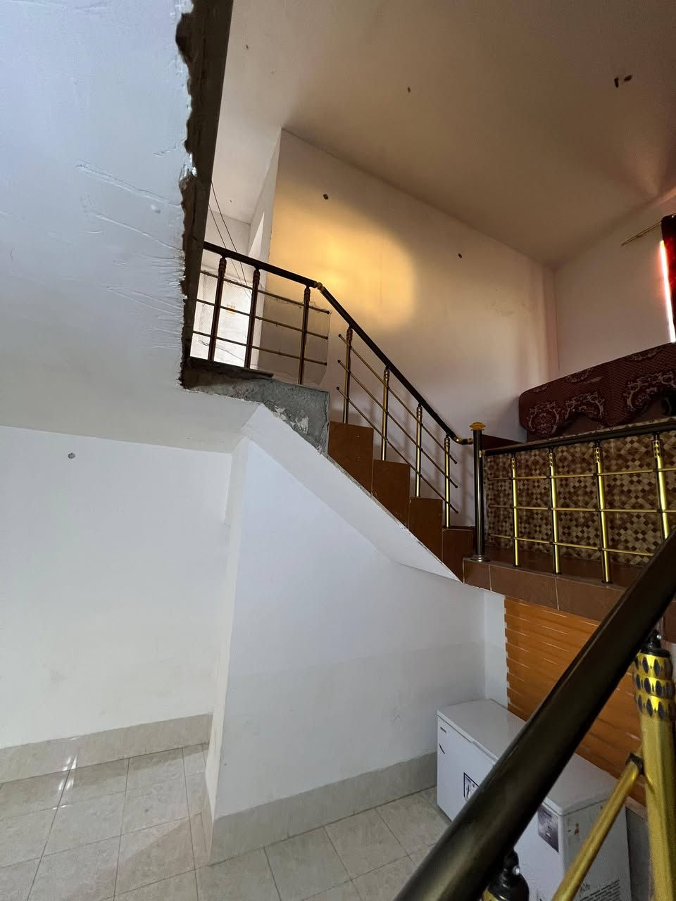بيت طابقين ركن مساحة ٦٢٠ متر مفوض للطابو معاملة كاملة 📍 ٥كيلو خلف جامع الشهداء 
متكون من ٥ غرف  وصحيات ٣ داخلي وخارجي 
مطبخ واسع 
بناء حجر  يحتوي على حديقة ٢٠٠ متر وكراج جبير 
للاستفسار :***********
