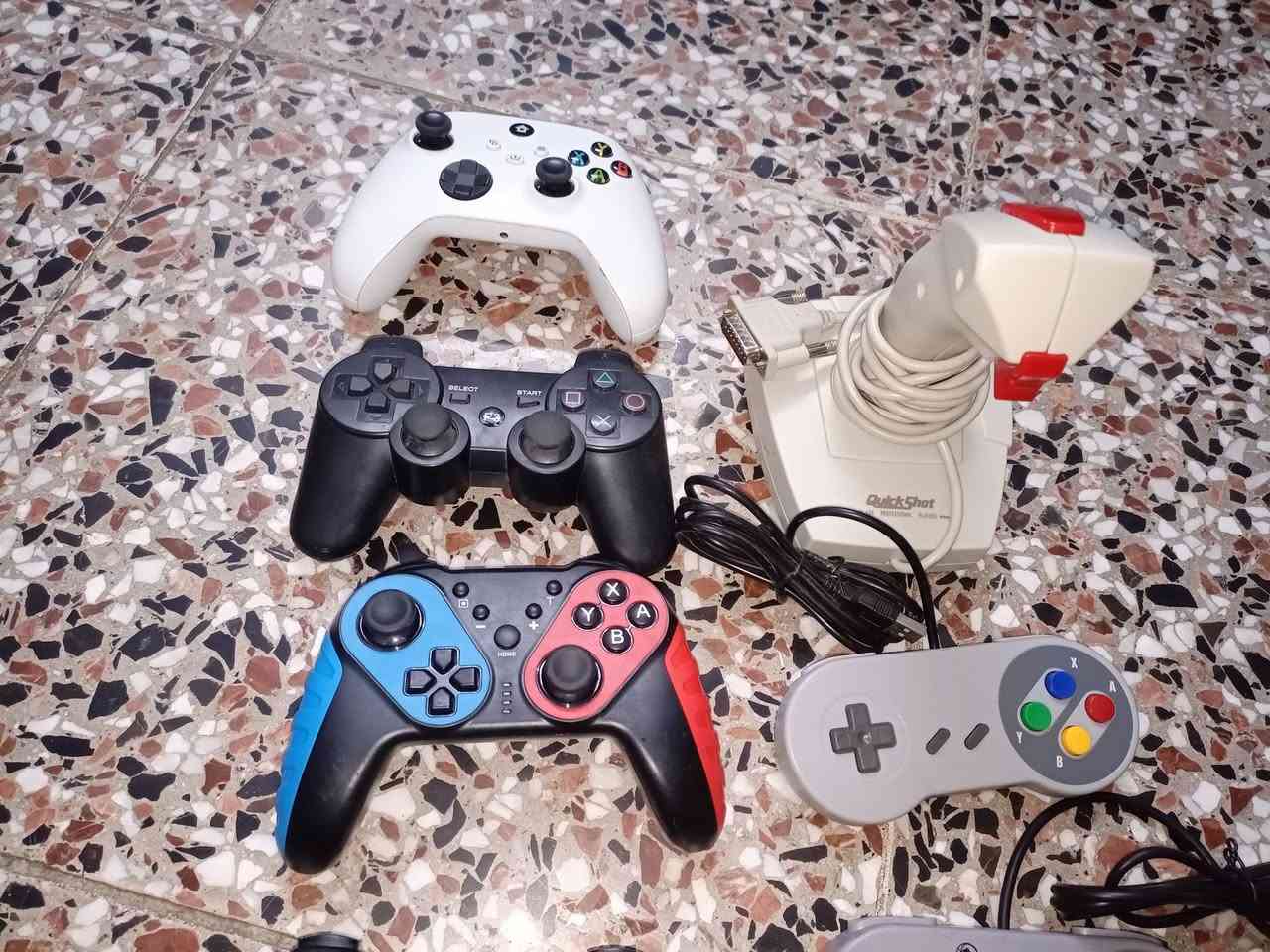 السلام عليكم اخواني. طلعن مجموعة جوستكات بالامزون نتدو وبلي 3 وقرص ps4 أعلى سعر ابيعهن شلعه. ***********
