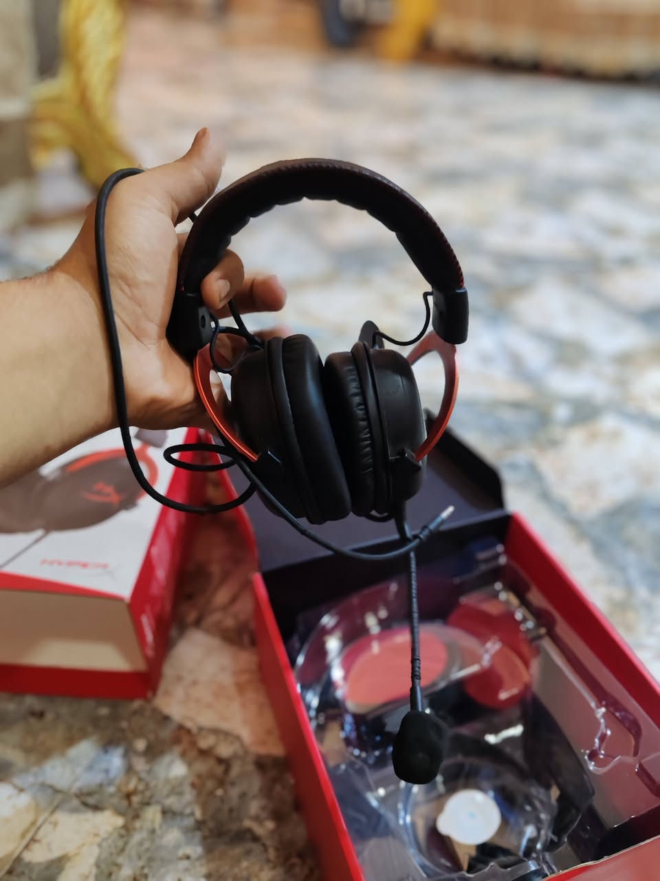 سلام وعليكم سماعه للبيع. سماعة Gaming للبيع بحالة ممتازة 🎧
سماعة هايبر اكس كلاودي مريحة، صوتها واضح وقوي ومناسبة للألعاب، الأفلام والموسيقى 🎮🎶
تجي ويا المايك وسلك التوصيل، وحالتها مبينة بالصور.
✅ نظيفة ومستعملة استعمال خفيف
✅ المايك شغال
✅ الصوت واضح
✅ مريحة للاستخدام الطويل
📦 العلبة موجودة 
💰 السعر: 60 الف وبيهه مجال 
تواصل خاص او ***********
