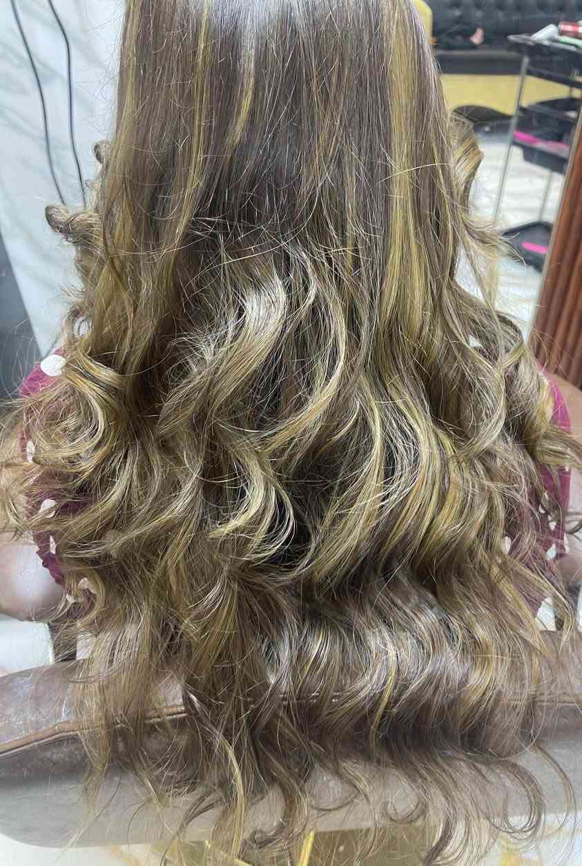 عروضنا مستمرة ويا كيكاتي 👑 
جمال الصبغ وتخصيل بدون مايتعب شعر شوفو جمال لمعة 💋

صبغ وتخصيل 30 كل اطوال شعر عدا طويل 
سحب وصبغ 30 
صبغ فقط 15 
معالج كل اطوال شعر 10 
تسريح الأسعار  تبدا من 30لل150
