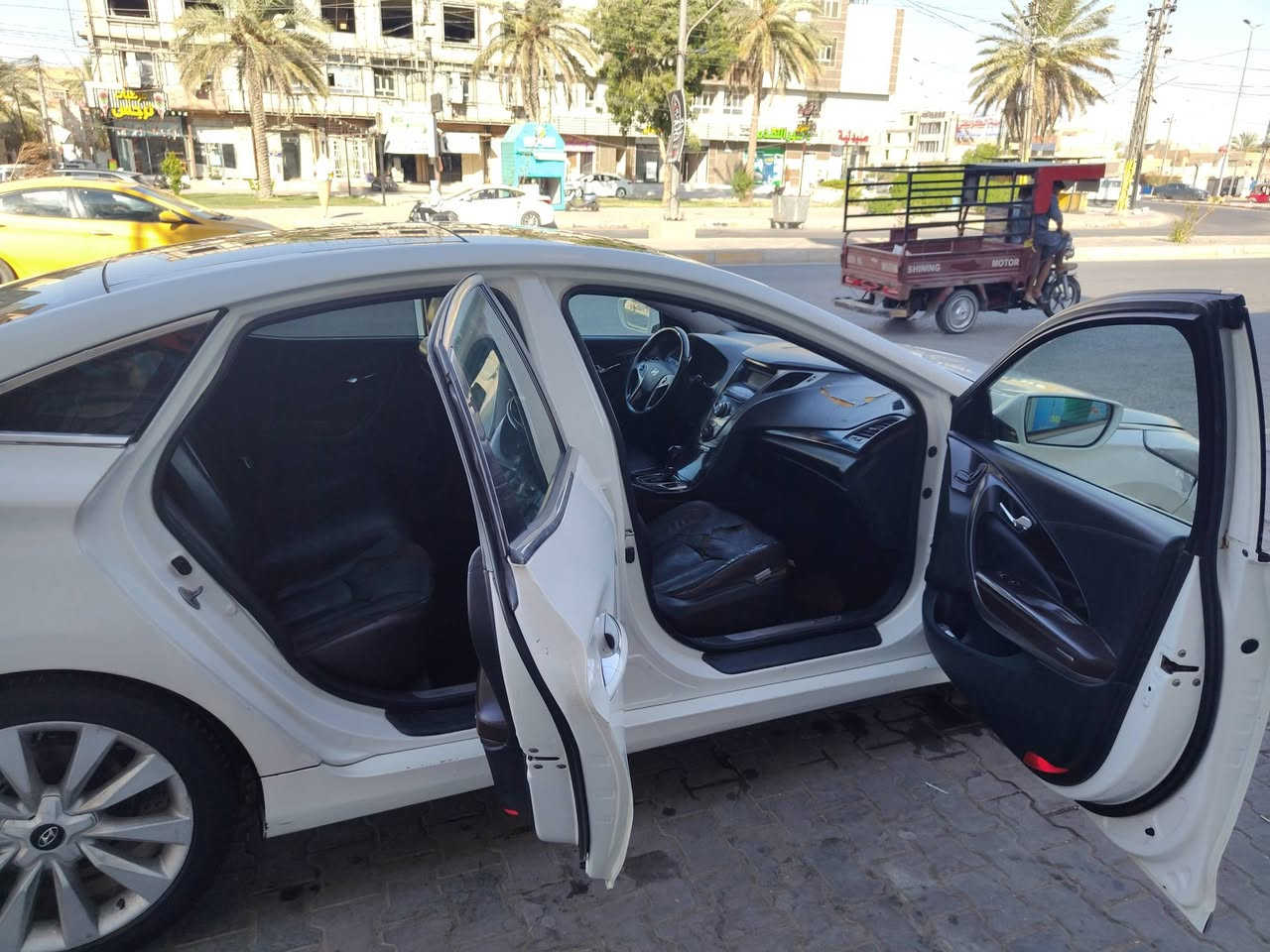 أزيرا خليجي موديل 2014
بيها أربع قطع بدون دواخل 
مكينة گير خير من الله 
6 سلندر محرك 3000 
فول مواصفات بانوراما تنتة تحكم ستيرن
كشنات جلد تحكم كشنات كهربائي السيارة مفولة كلش حدادية 80 بالمية 
 بردات خلفية بلاد  
السعر 95 ورقة وبيها مجال 
مكان السيارة كربلاء حي العامل 
رقم الهاتف ***********
