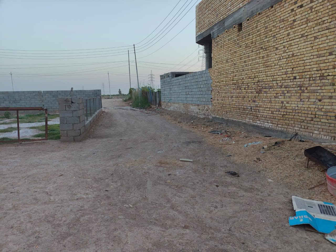 السلام عليكم
بيوت للبيع مساحة البيت الكبير 400 م² و الثاني 200 م²  گدامهن حديقة مساحتها 800 م² تحتوي على 7 نخيل 4 حمالات و 3 فسائل +  بيت ثالث  مساحته 100 م² بناء و 100 م٢ متروكه + قطع عدد 5 مساحة كل قطعة 200 م²
***********
***********
