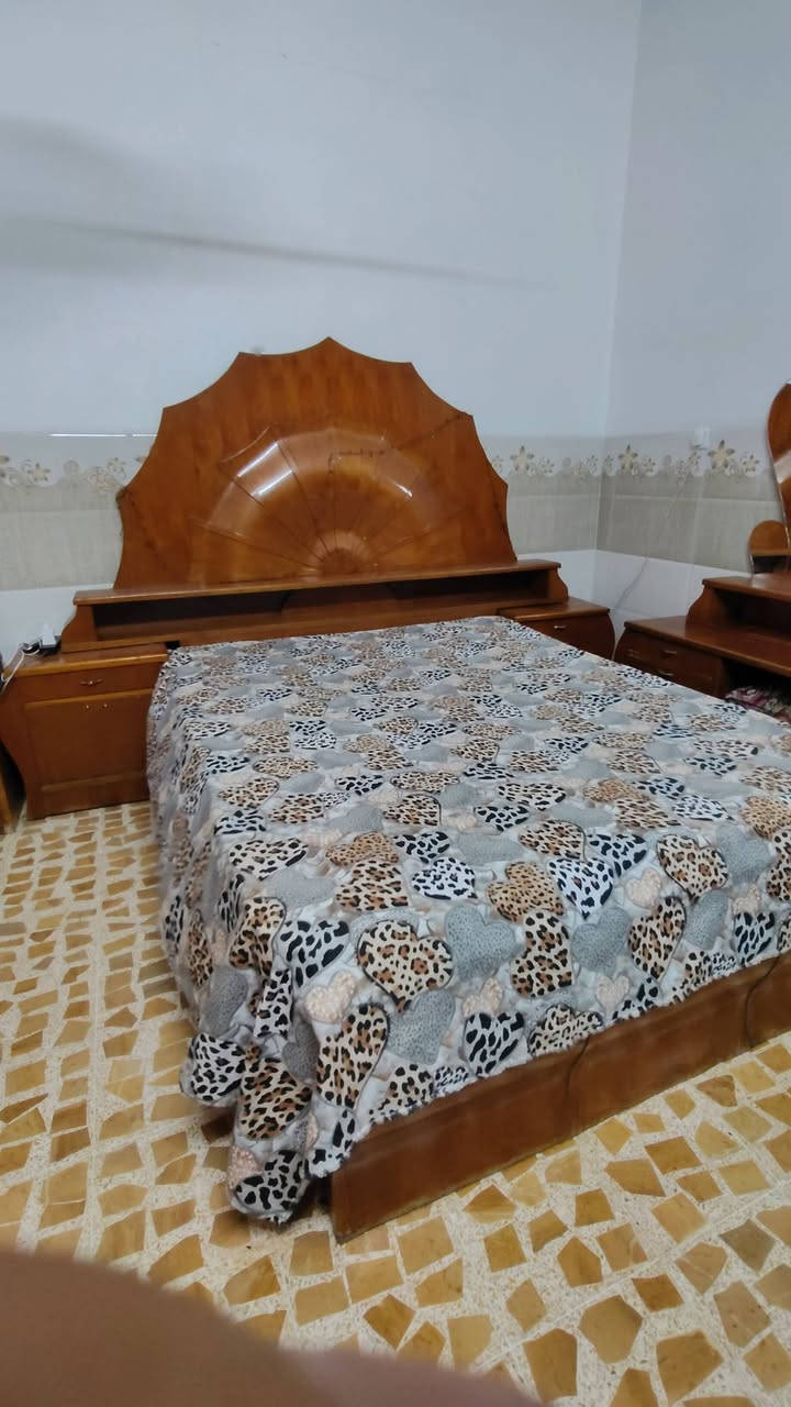 غرفه للبيع 
السعر 450وبيها مجال 
***********
