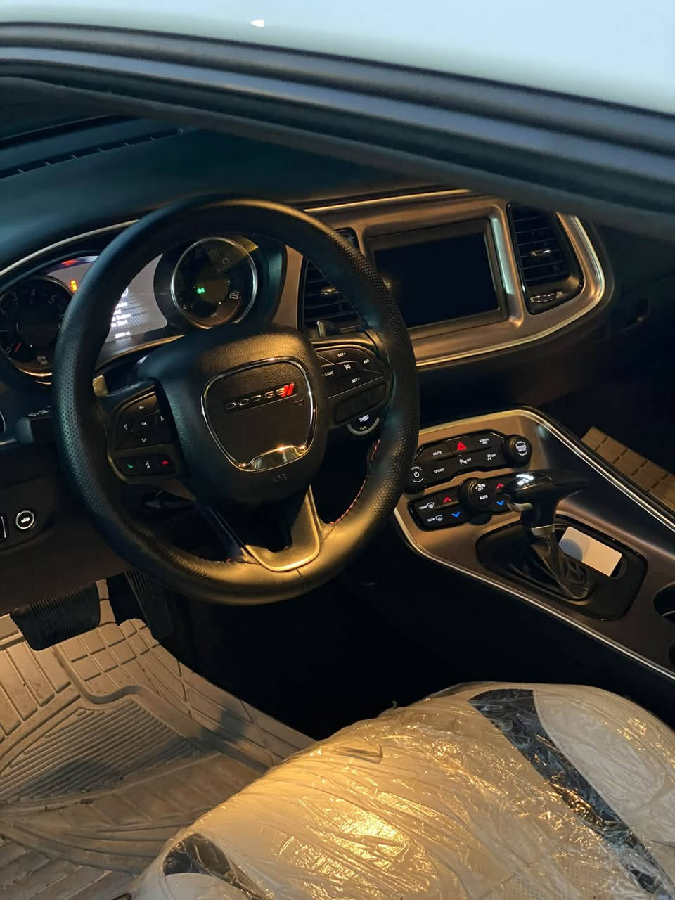Dodge challenger 2022 GT 
مواصفات 
حاسه خلفيه 
تشغيل عن بعد 
كشنات جلد ابيض مميز 
شفتات ستيرن 
..................................
مكينه(٣٦٠٠)
سيارة ماشيه 27 مايل  
حادث \ بيها بونيد جاملغ سكن و ايرباك طاك راجع و سستم و بشرط بدون دواخل 
تحويل و غرامات بشرط سنويه جديدة بأسمي 
السيارة احلي من صور 
مكان سيارة/ بسليمانية 
سعر:١٨٠ بيها مجال بسيط 
رقم:***********

