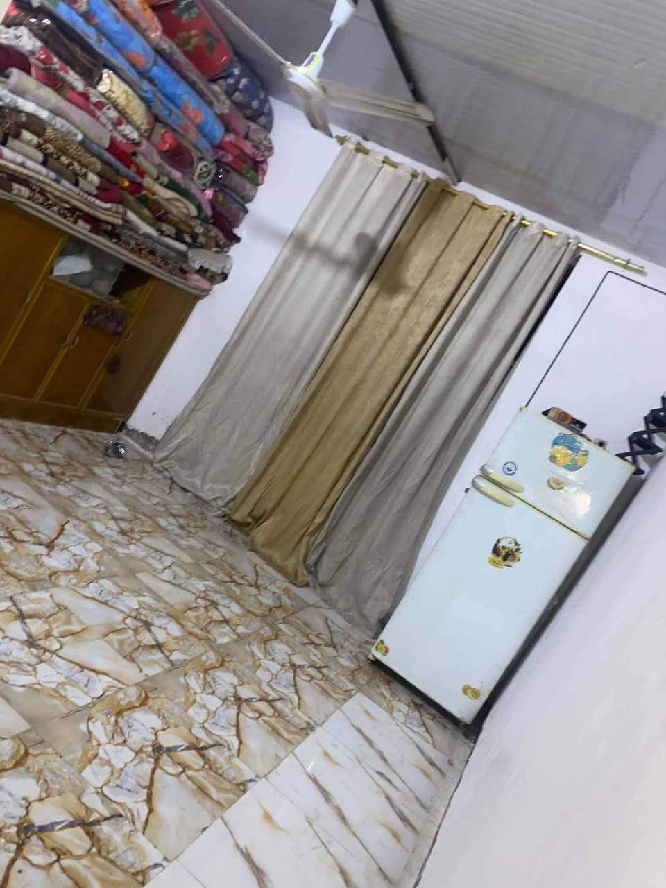 سلام عليكم بيت في حي شرطه شارع الاول ثاني  بيت يبعد عن شارع الرئيسي 50متر البيت فقط الطارمه او الصحيات ما كاملات المساحه 300متر بيع مستعجل رجاهن المو شراي لا يتصل السعر 36او بي مجال بصيط لشراي الهاتف ***********/***********

