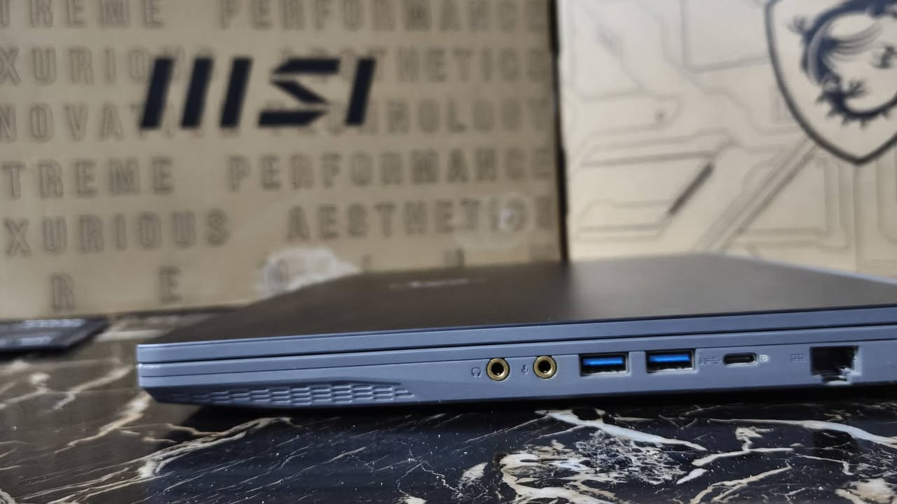 لابتوب MSI Thin 15 B12UCX
المواصفات:
​المعالج: Intel Core i5-12450H (الجيل 12 / 8 أنوية)
​كارت الشاشة: NVIDIA GeForce RTX 2050 (4GB GDDR6)
​الشاشة: 15.6 بوصة FHD بتردد 144Hz (سلسة جداً بالألعاب)
​الذاكرة (RAM): 8GB DDR4 (قابل للترقية)
​التخزين (SSD): 512GB M.2 NVMe (مع منفذ إضافي مفتوح)
​الكيبورد: إضاءة خلفية زرقاء مميزة (Single-Color Blue)
​الوزن: خفيف وعصري (1.86 كغم فقط)
​✨ مميزات إضافية:
​الجهاز بحالة الفابريقة ولم يدخل أي صيانة (فقط تم تغيير معجون حراري للحفاظ على الأداء).
​حرارة ممتازة وصحة الهارد والبطارية بحالة ممتازة.
​يأتي مع كافة المرفقات والمشتت الحراري الإضافي للـ SSD.
​📌 السعر: 750,000 دينار عراقي (قابل للتفاوض للجادين).
📍 المكان: [بابل-حله]
📞 للتواصل: [خاص او على الرقم : ***********]
