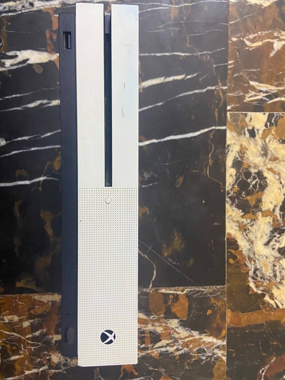 XBOX 1S
نص تيره جهاز نضيف بنسبه90%
السعر 160قفل مكاني بغداد 
تواصل ***********
