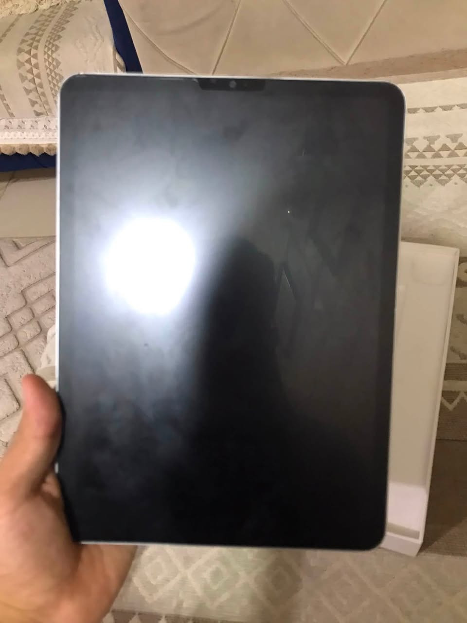 سلام عليكم ايباد ١١ برو الجيل الثالث الايباد مكفول من كلشي بس بي ضربه بل ضهر مثل ما موضح لا صور ذاكرته ١٢٨ بطاريه ٨٤ الايباد ما يعاني من اي مشكله ويا كارتون وشاحن ولاصق مال العاب شديته ب ١٥ وكفر هم اصلي مرتب الايباد يعني كامل تاخذه تدعيلي علي الايباد سعره ٦٥٠ وبس مجال قليل جدا رقم *********** عنوان كربلاء حسينية جريه
