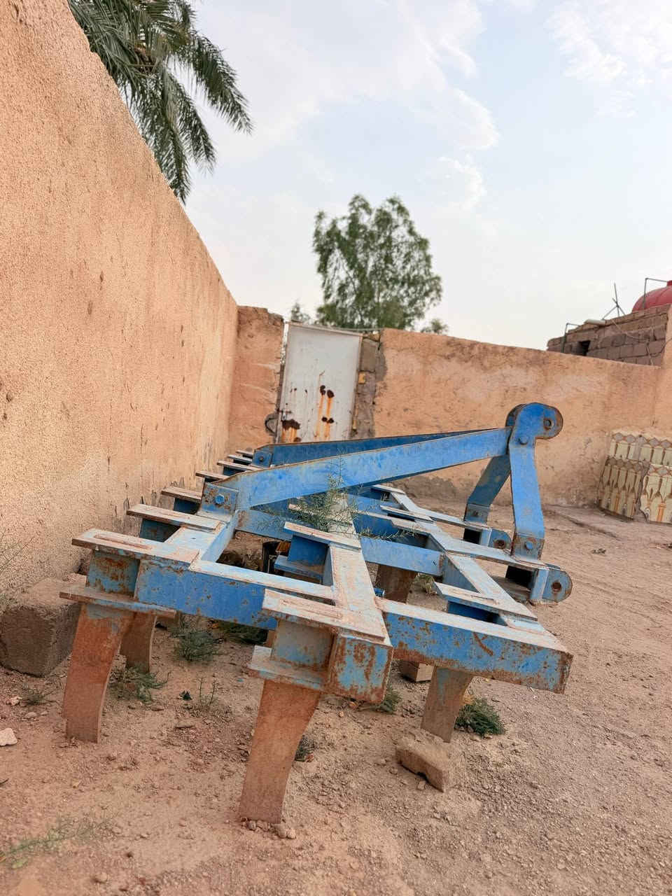 للبيع ليزر عرض مترين وخمسه وستين وفدان حجم14البير ثلاثي وخرماشه عرض ثلاثه متر ونص *********** السماوه قضاء الخضر
