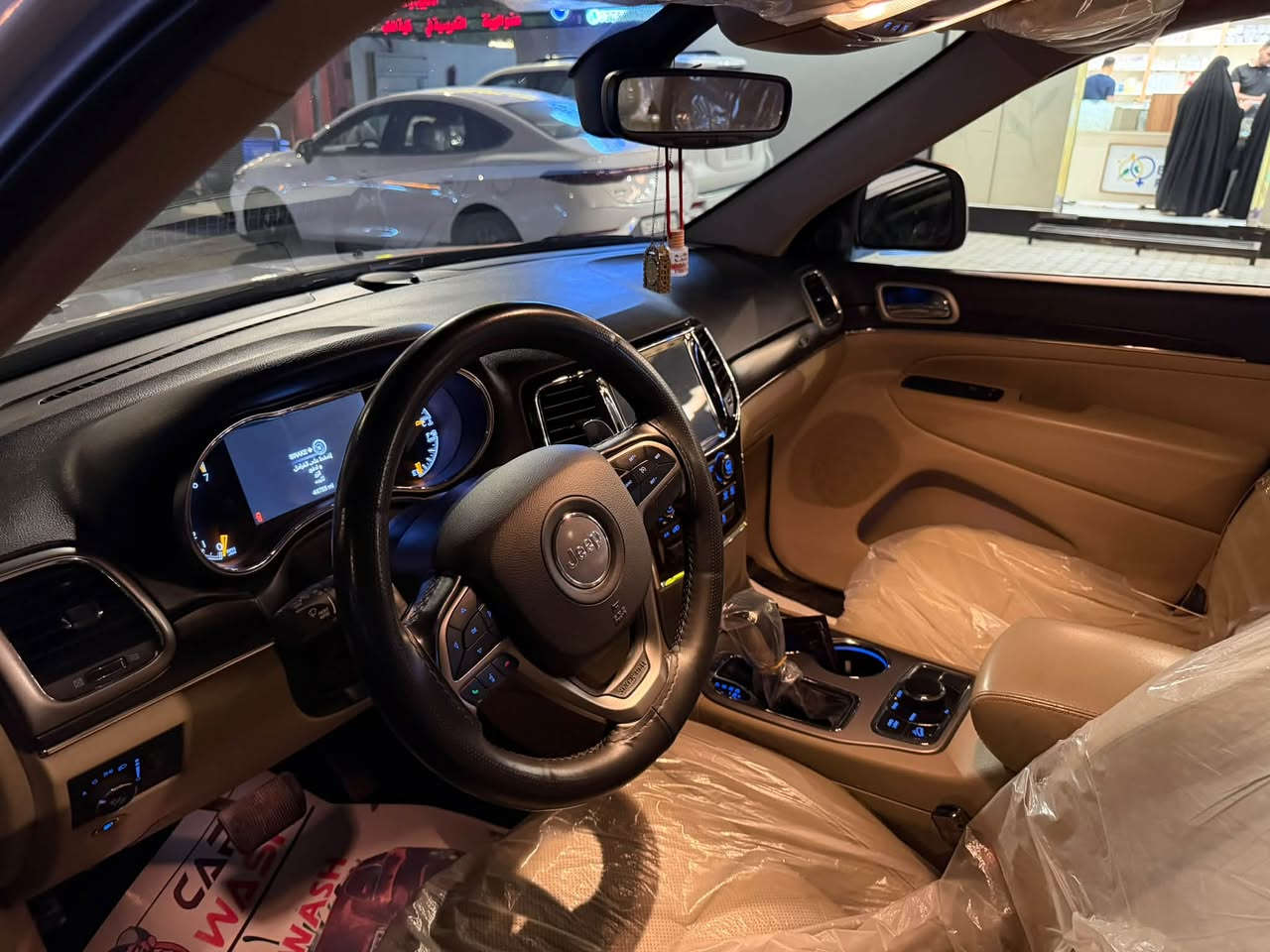 جيب كراند شيروكي خليجي 2021 Limited
ماشية 45 الف
بيها ربع الجاملغ الايمن صبغ اثر فتح باب 
سعرها 285 وبها مجال 
مكان السيارة النجف الاشرف 
***********
