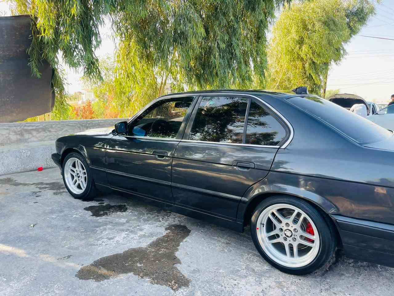 السلام عليكم بي ام للبيع 535 كير مكينه صدر جديد تبريد ثلج وياله ام رقم بغداد دولي بسمي تحويل مباشر بجم عريض السياره بدون ضربه السعر 48 وبيها مجال حك الجيه مكان السيارة بغداد رقم الهاتف 0783504304
