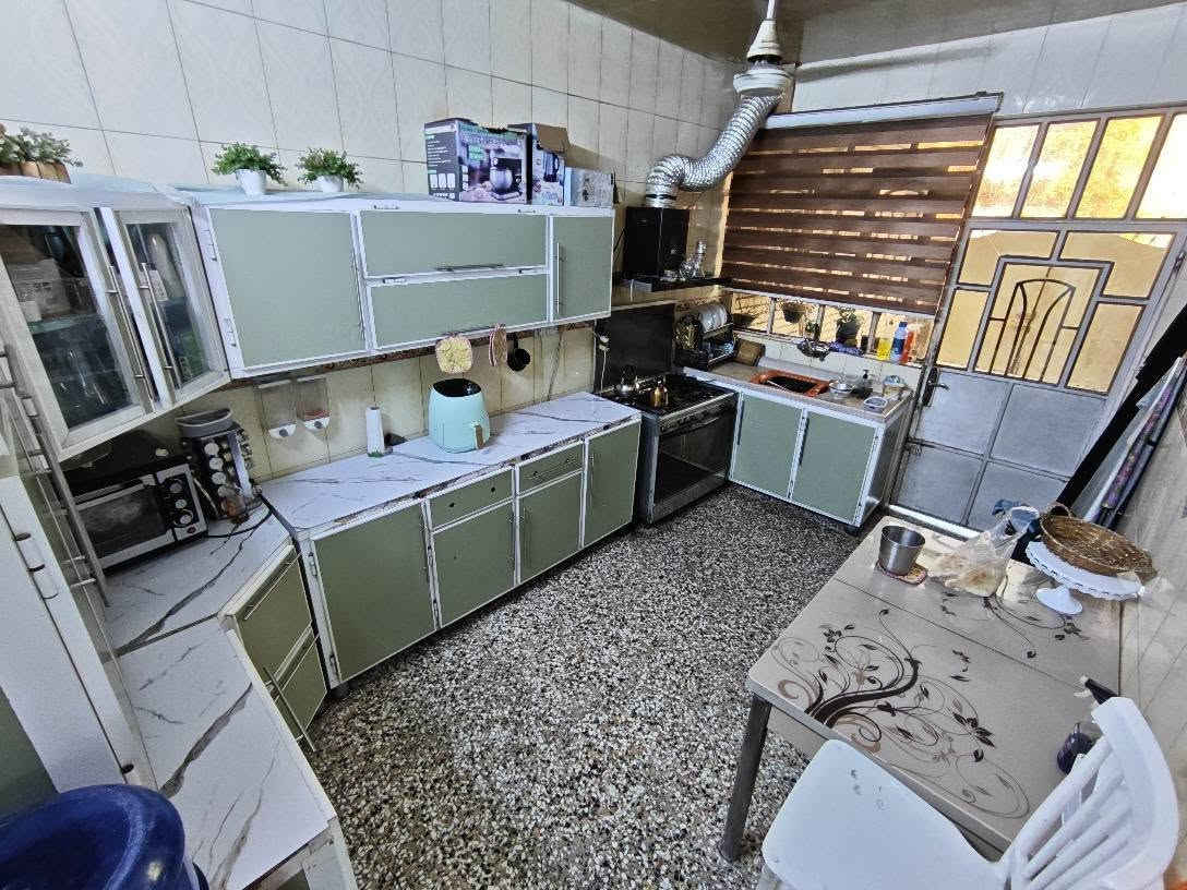 دار للبيع منطقة حي أور / ام الكبر والغزلان مساحة 150 متر 7.5×20 طابقين يحتوي على 5 غرف نوم بناء الطابق الأول 2010 والطابق الثاني 2023 حديث وايضا يحتوي على مخزن كبير في السطح السعر المطلوب 285 مليون بيت نظيف ومرتب وبالعافية على الياخذه للتواصل واتساب *********** بغداد, العراق
