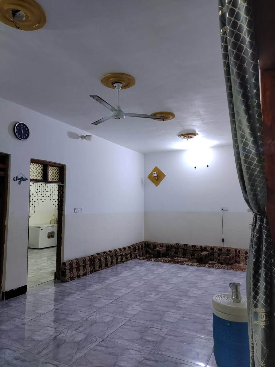بيت للبيع قريب على ابو رعد ابو السيراميك
مساحته 400 غرفتين وصاله كبيره ومطبخ واستقبال وصحيات 
السعر 55 وبي مجال قليل للتواصل اتصال على الرقم 
***********
