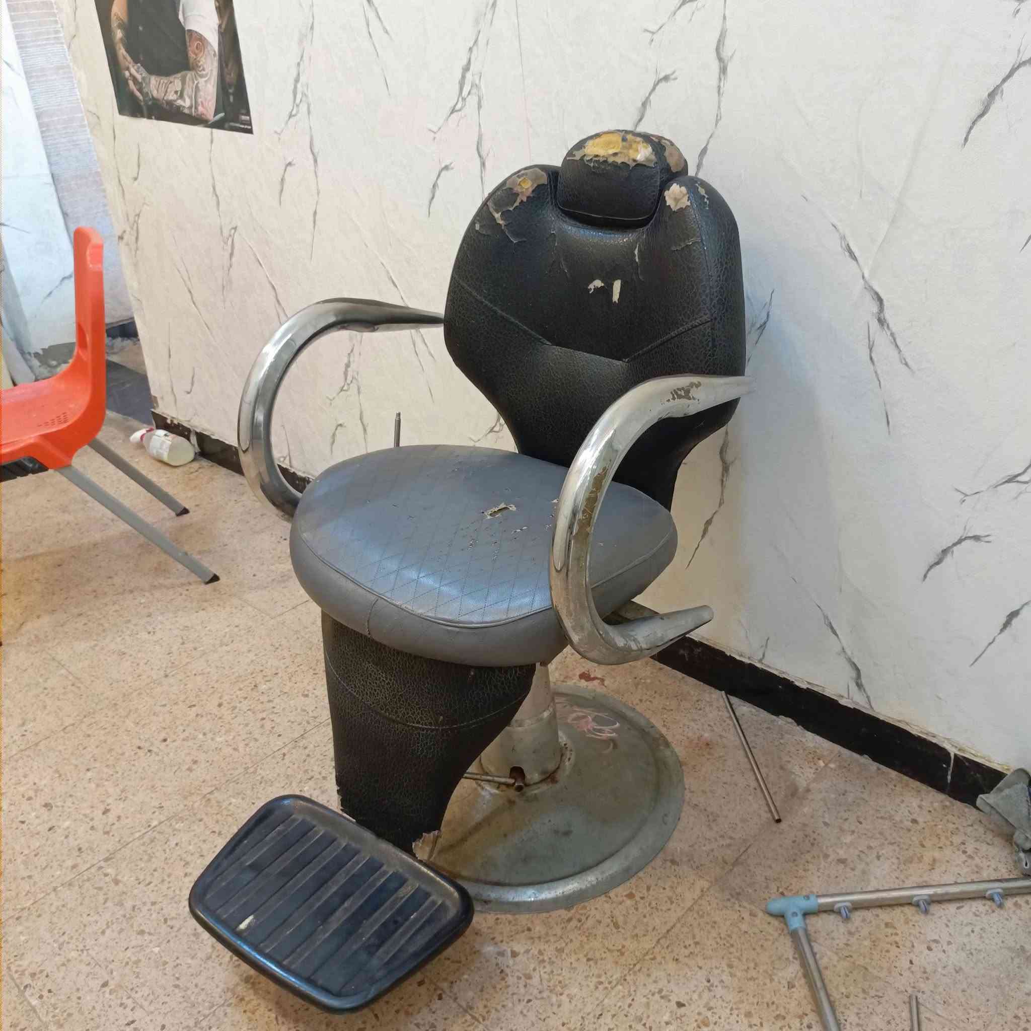 كريس حلاقه للبيع نضيف الجكات كله شغاله العنوان زين القوس شارع المواكب السعر 95 وبي مجال ☎️***********
