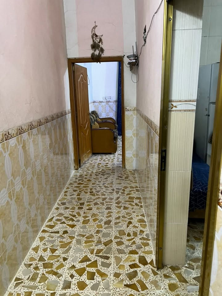 🛑السلام عليكم بيت للبيع والسعر كلش مناسب وحلو بلاش والله المكان بهرز حي القادسية مو حي الشرطة لا حي القادسية ومن جهة الصب مو التبليط الفرع مال اسواق صباح الدليمي الداخل مالته يخبل كاشي وسيراميك طابق واحد وبسهولة تكدر تبني فوكا طابق ثاني مساحة البيت ١٥٠ متر للأستفسارار ***********
