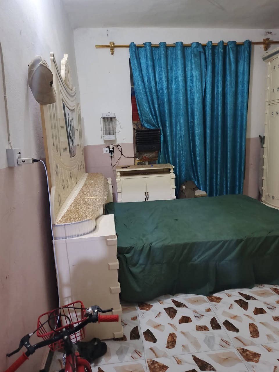 غرفه احطاطه نجاره عراقي صبغ سيارات حراري لون حليبي كنتور ابو ١٠ بوب مقطع زاويا مفصوله عن الكنتور مستخدمه ست اشهر للبيع نصافه فول جديد عنوان المفرك قرية الحاج ناصر رقم الهاتف *********** مكلف بلنشر السعر مليون ونص بيها مجال
