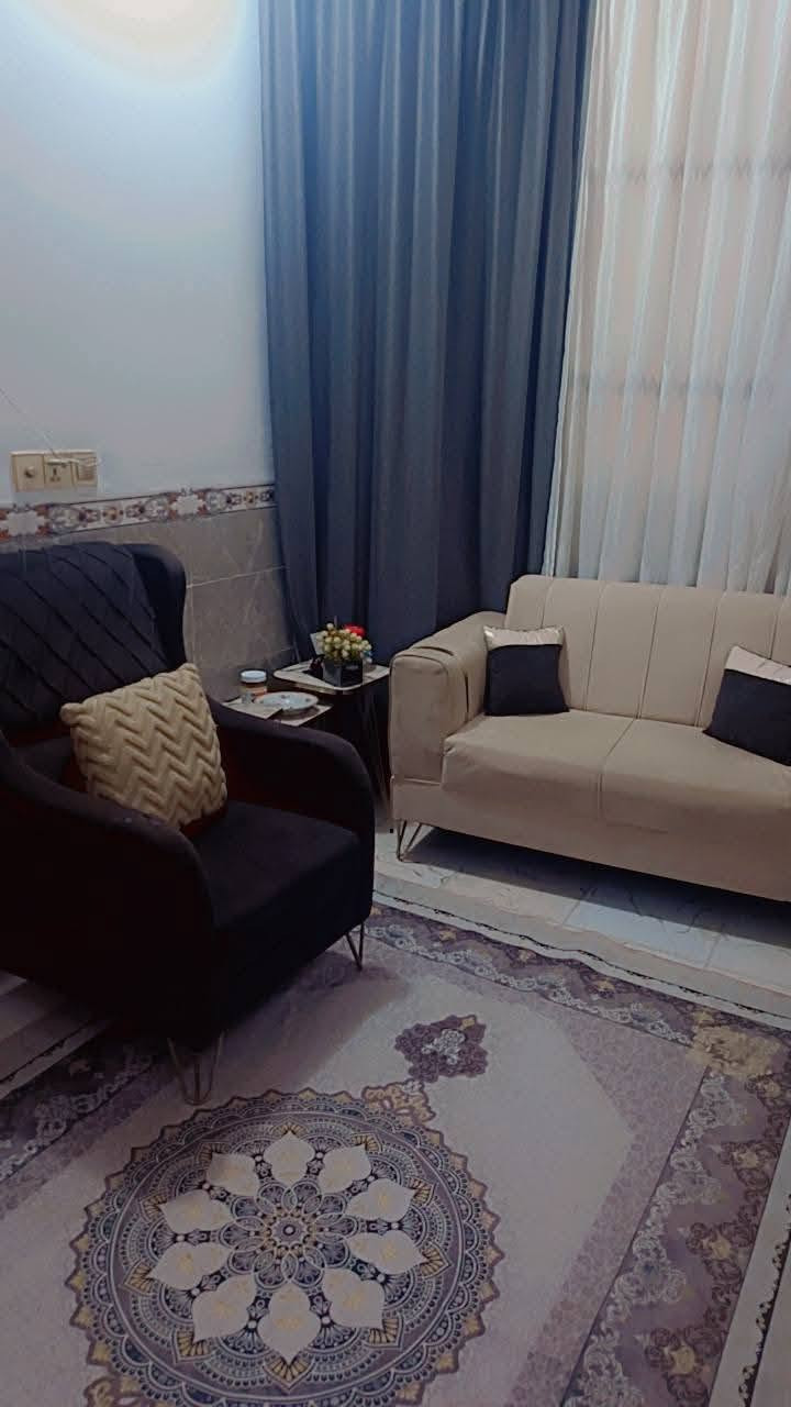قيم وأخذ بالي يرضي الله مستعجلة ع بيعتهم اريد اشيل  . تخم ٩نفرات للبيع تسكام أي ظرر مابي مع قنفه ثلاثيه تسكام مع فراش ثري دي ٥ امتار  طوله مع مده ٥متر***********
