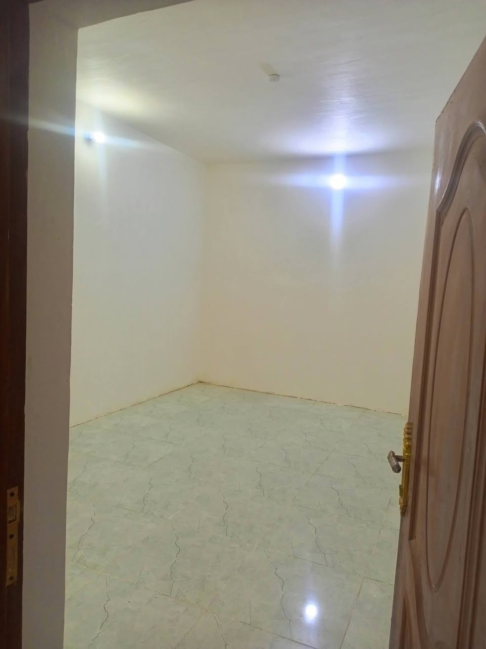 🏠✨ للإيجار – بيت  100م مربع✨🏠 
بناء حديث غير مسكون سابقا 

📍 المواصفات:
مدخل دولان طابقين عشرة امتار
🛋️ استقبال مرتب
🏢 صالة عدد2
🛏️ غرف عدد 2
🚿 مجموعة صحيات متكاملة
🍽️ مطبخ مفتوح على الصاله 
🌤️ 
💼 

الموقع:  حي المتقاعدين 

📞 للاستفسار: ***********
