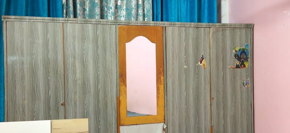 كنتور خشب خمس بيبان
ب200 
جرابي 3 العدد هنا والدواشك
ثلاثتهن 225  
ميز الطعام 6 كراسي ب100  
3 كراسي بي خلل بسيط
هذا رقم تواصلو وياهم علمود الاسعار 
***********
