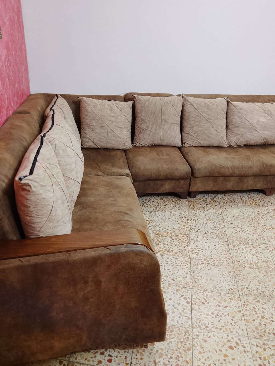 للبيع
 ديوان تركي ١٠ نفرات يصير سرير ومخزن السعر ٢٠٠ الف 
العنوان بغداد حي تونس 
هاتف ***********
