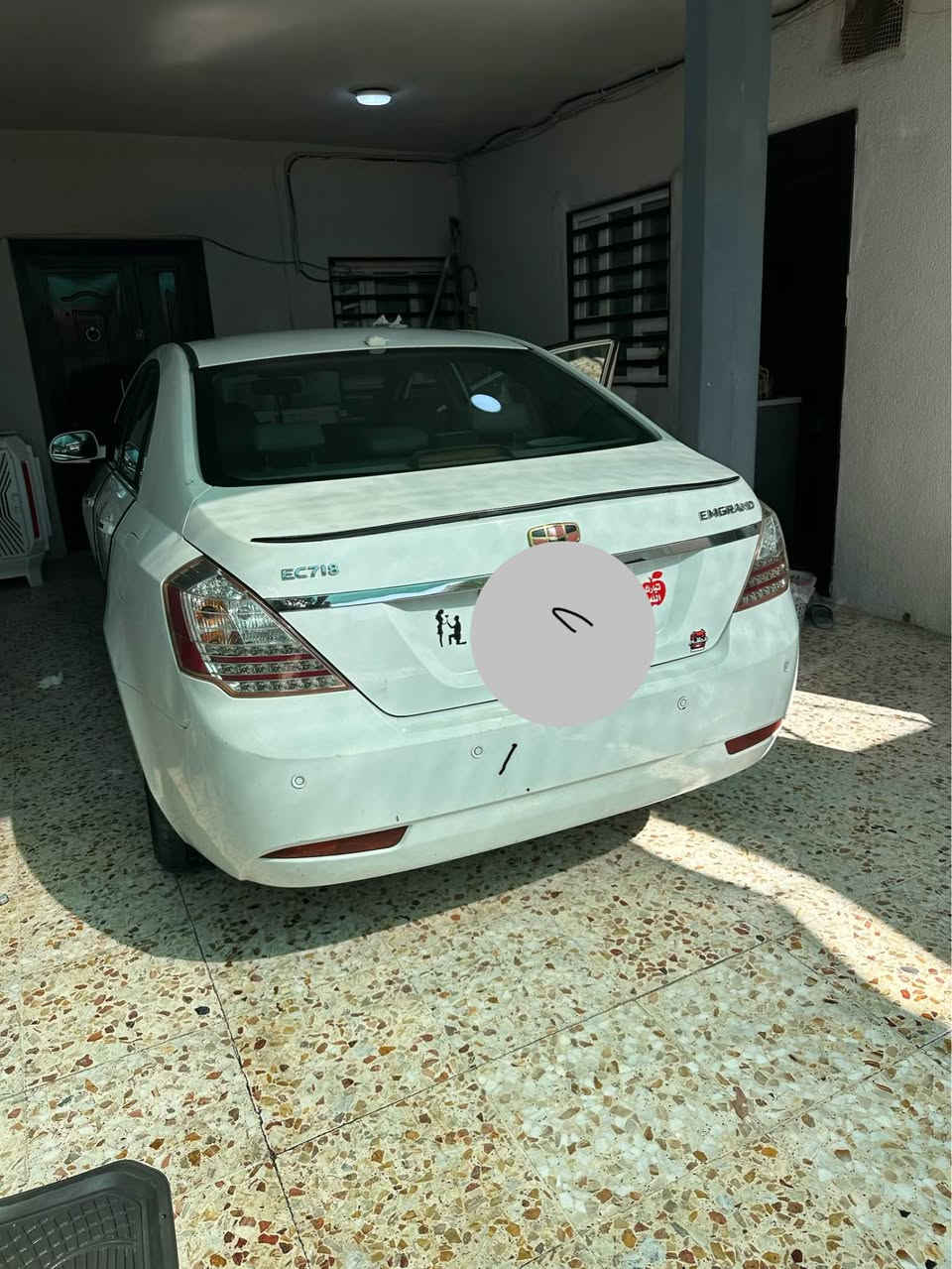 جيلي امكراند Ec7    موديل 2013 محرك 1800 كورلا بيكاتشو محور. بيها 3 قطع جاملغين و بونيد مبدل تجاري  مواصفات. فتحه سقف و ساشه كبيره و جامات كله كهربائي  رقم كركوك جديد 
سنويه 29 يخلص  صدر شويه تعبان. 
 سعر 57 و بيها مجال.  مراسله واتساب  فقط 
*********** كركوك, العراق

نص مكتوب في الصور:
- iQ
- OpenSooq