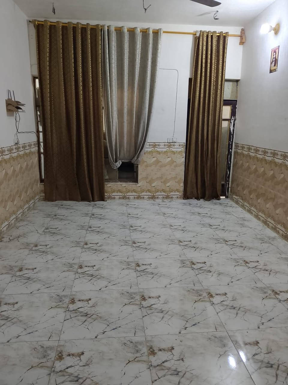 السلام عليكم
الدار للبيع مساحه 300 بلوك وصب كونكريت شتايكر 
يحتوي 
غرفه 1
استقبال
صاله 
مطبخ حار بارد
حديقه خارجيه 
صحيات داخليه 
موقع حي السجاد شارع سيد سهيل يبعد عن الشارع العام 250م 
السعر 67 وبي مجال الشراي بي خير ويدلل 
الاستفسار ***********, واتساب
***********
