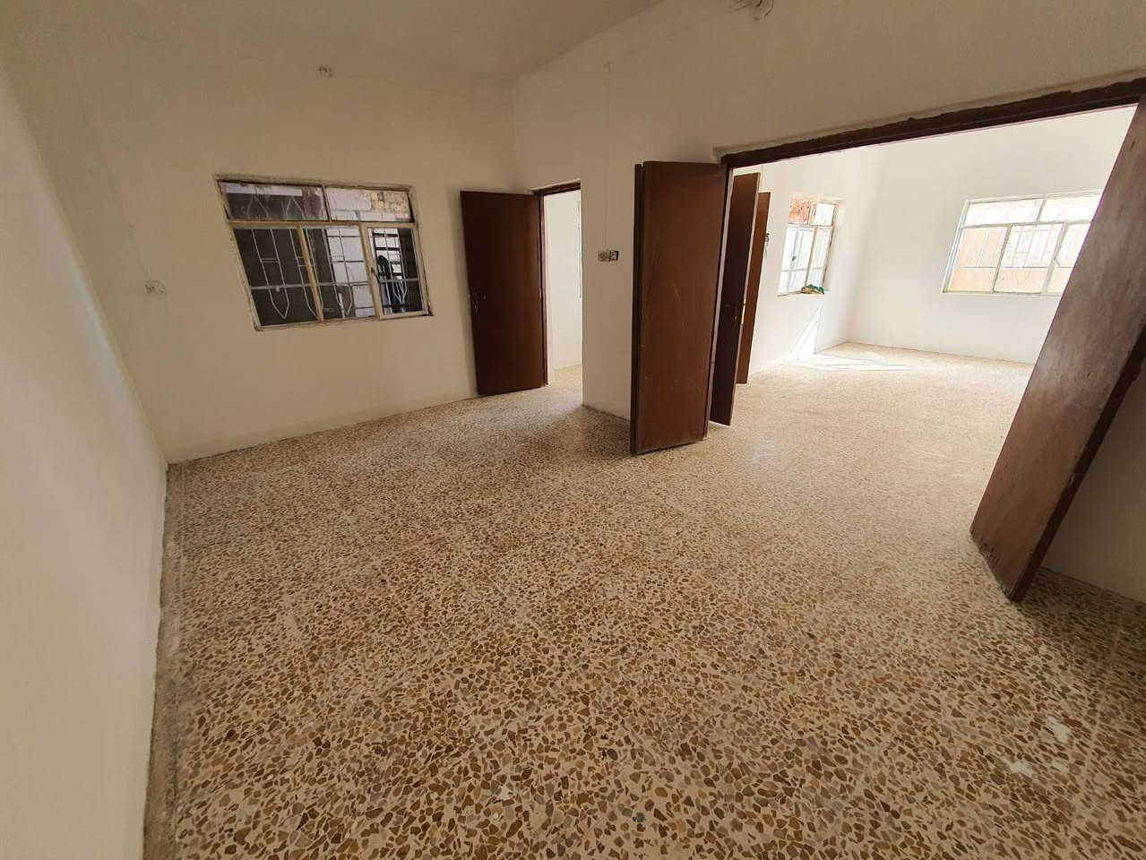 🏡 بيت للبيع 
📍الموقع : حي الفرات  تقاطع شارع الصب 
(أول فرع)
 المساحة: 200 م
نضام البناء طابقين – كل طابق 
وحدة سكنية مستقلة بالكامل 
باب مستقل لكل وحده سكنيه 
✨ التفاصيل
🔸استقبال 
 🔸 2 - غرف نوم
 🔸صالة 
 🔸مطبخ
🔸 صحيات
🔸طارمة
 🔸كراج
♦️الطابق الثاني 
🔸2 - غرف نوم 
🔸صاله 
🔸مطبخ صيحات 
⤵️لتفاصيل اكثر التواصل على
 الصفحة او الاتصال على : 
***********
أو زيارتنا في موقعنا 
📍  الديوانية ام الخيل السايدين  قرب مجمع الحسناوي 4
