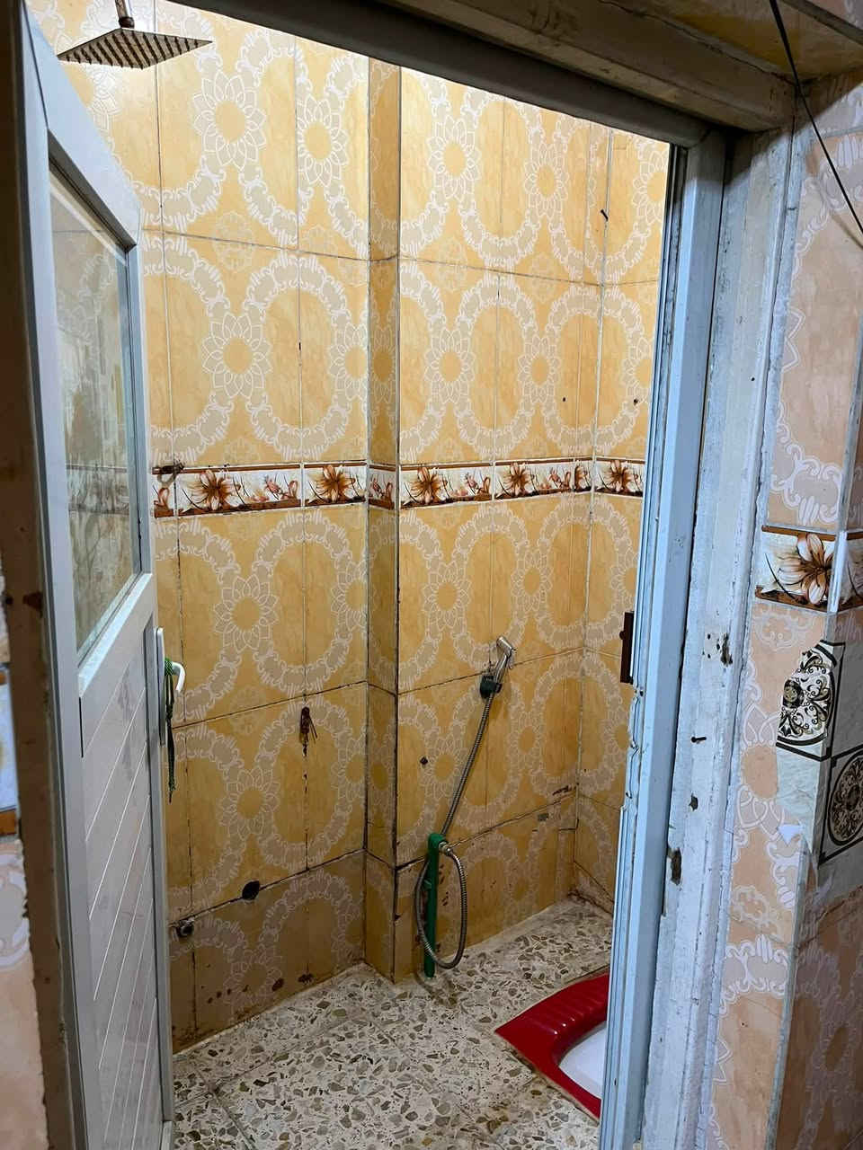 السلام عليكم
بيت للإيجار منطقة الشعب 
مقابل سوق 4000 مقابل روضة السندباد
المساحة 70 متر 
يحتوي على كراج ومخزن و استقبال وحولي ودرج للسطح 
و مطبخ وملحقات مشتركة و ترك و غرفه و سطح للإيجار 
للإيجار 400 رقمي ***********
