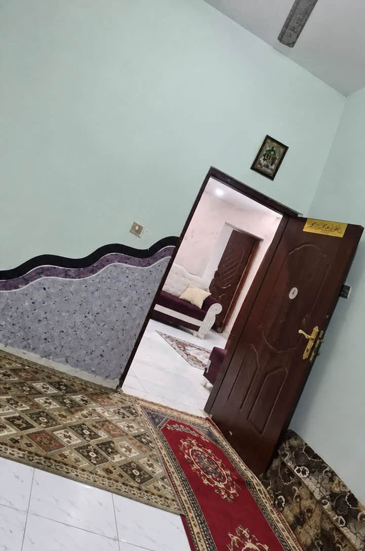 سلام عليكم بيت زراعي للبيع مكانه قرب جامعه ذي قار بمنطقه صخيين قريب الحولي جديد مساحته 210 متر 3 غرف وكلدور وصاله وستقبال  وحمام داخلي وتواليت خارجي  سعره 85 وبيه مجال رقمي ***********
