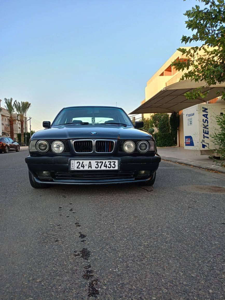 سلام عليكم  بيع سريع 50$مجال بسيط bmw موديل 1994 525 بيلادي توماتيك رقم دهوك جديد بسمي 
 سنوية الى/ 2030
 جمات كهربائي دابل برشوت
 تبريد مركزي ثالج
السيارة عام جملية 
شاشة ايباد 
بيها طربة خفيفا باب السايق من جوا خفيفة عنوان عقره *********** أربيل, العراق
