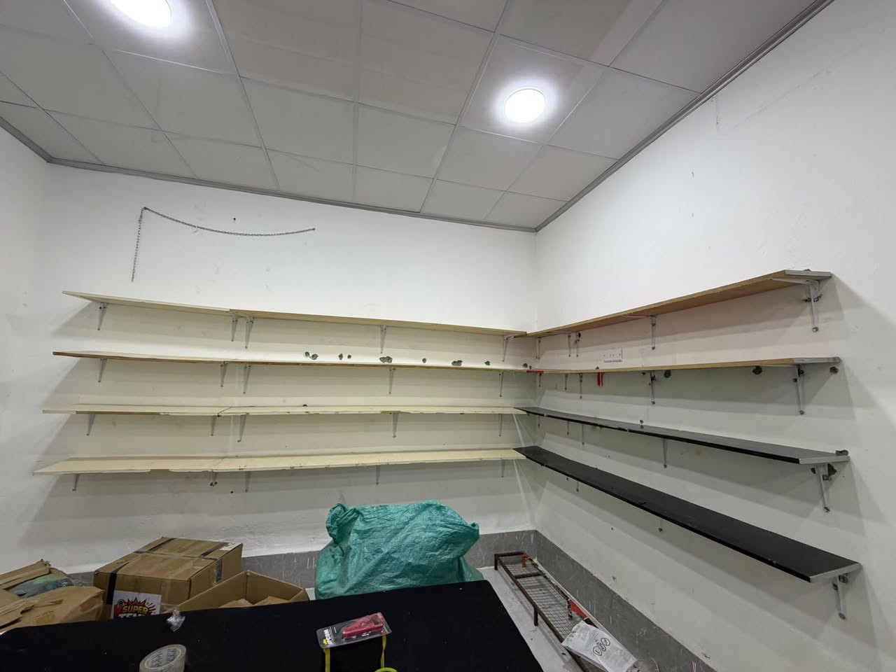 سلام وعلیکم رەفەی دوکان  بو فروشتن لە گەل 12 زنجیری 120 سانتیم هەرکەسیک ویستی تلفون بکات ***********
