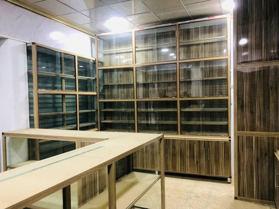السلام عليكم
ديكور صيدلية جديد مامستعمل
المنيوم  
لون صاجي  الرفوف جام 
التواصل على الرقم 
***********
