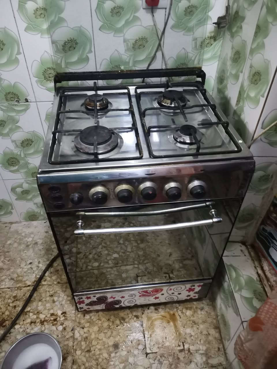 السلام عليكم طباخ اربع عيون شغال مع الفرن شغال ماركة امبريال سعره ١٠٠ الف وبي مجال وكاونتر سعره ٧٥ الف للإستفسار مراسله او اتصل على الرقم *********** يوجد واتساب

