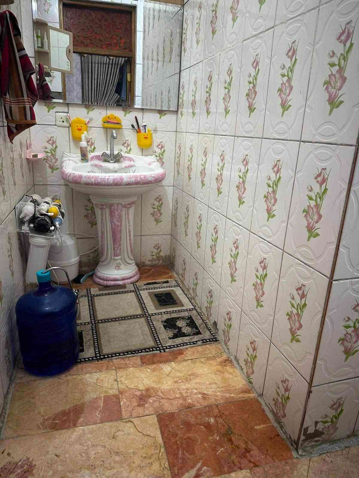 🏠 عمارة للبيع – كرادة داخل | من المالك مباشرة
📍 الموقع: كرادة داخل، شارع مغلق، مفتوح من جهة أبو نواس.

🏢 العمارة 3 طوابق، وكل طابق مستقل، ويحتوي على:
• 3 غرف
• هول استقبال
• مطبخ
• صحيات

📐 المساحة: 153 م²
📏 النزال: 16 م
📏 الواجهة: 9 م
🛣️ عرض الشارع: 6.5 م

💰 السعر: 650 مليون دينار عراقي قابل للتفاوض

📞 للتواصل والاستفسار:
واتساب أو اتصال: ***********

من المالك مباشرة – بدون وسيط.
