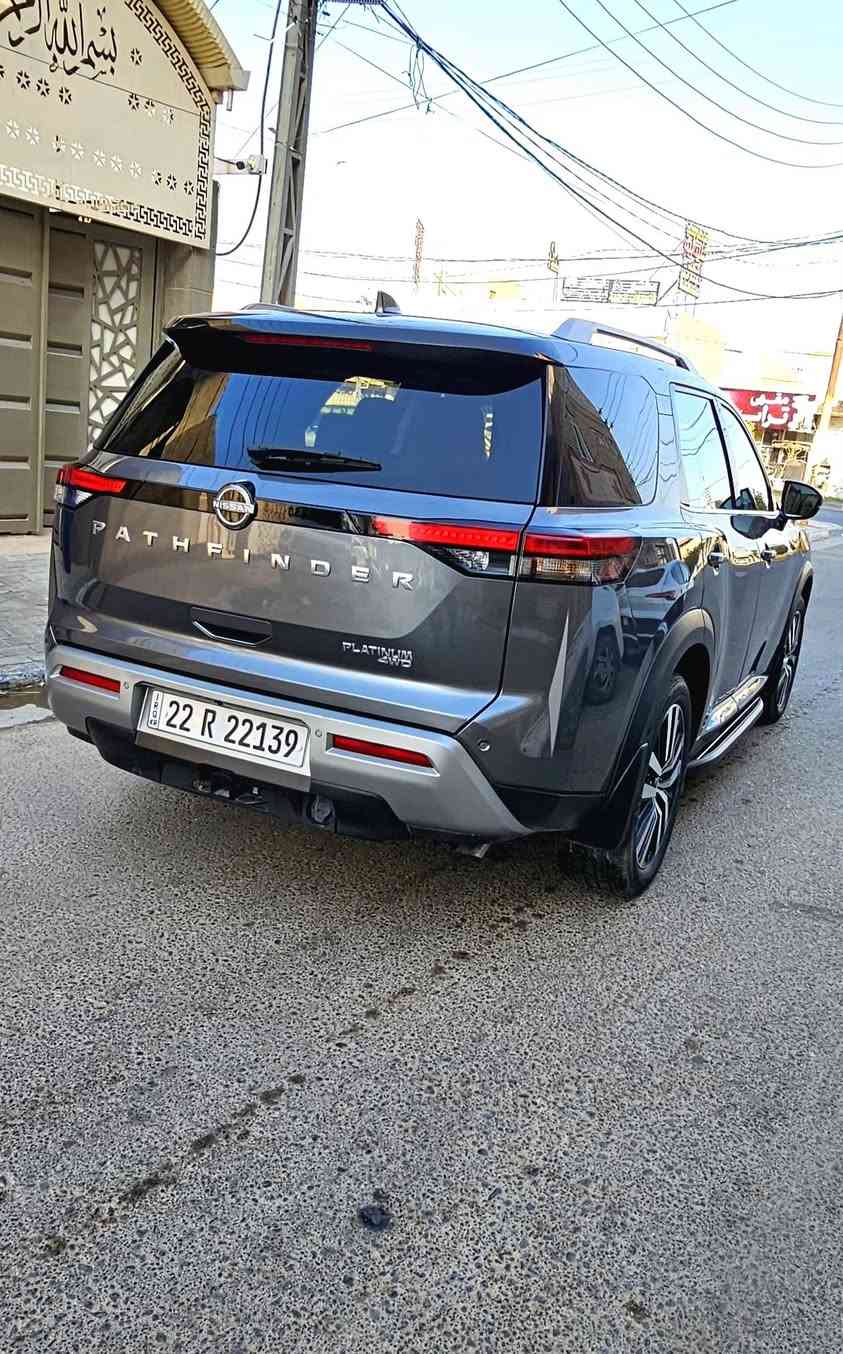 نيسان باتفندر 2022 - فئة بلاتينيوم (Nissan Pathfinder Platinum 2022)
للبيع سيارة نيسان باتفندر موديل 2022 بحالة ممتازة جداً، أعلى فئة بالكامل (بلاتينيوم Platinum 4WD).
​⚙️ المحرك :
• ​المحرك: 6 سلندر V6 بسعة 3.5 ليتر بقوة 284 حصان.
• ​ناقل الحركة : أوتوماتيك من 9 سرعات (9-Speed Automatic).
• ​نظام الدفع: دفع رباعي ذكي (Intelligent 4WD) مع وضعيات قيادة متعددة (7 Drive & Terrain Modes: رمل، ثلج، صخور، أوضاع اقتصادية ورياضية، وسحب).
​💎 المواصفات الخارجية:
• ​إضاءة كاملة LED (مصابيح أمامية، خلفية، وكشافات ضباب LED).
• ​فتحة سقف بانورامية (Panoramic Moonroof).
• ​ (الويل) المنيوم قياس 20 إنش بتصميم بلاتينيوم المميز.
• ​باب خلفي كهربائي يعمل بالقدم (Hands-Free Motion-Activated Liftgate).
• ​مرايا جانبية كهربائية قابلة للطي أوتوماتيكياً مع إشارات ودعم كشف النقاط السوداء.
​🛋️ المواصفات الداخلية :
• ​الفرش: جلد فاخر (Semi-Aniline Leather) بتطريز بلاتينيوم.
•  ​الراshapes المقاعد: مقاعد أمامية كهربائية مع نظام تبريد وتدفئة. 
• ​ذاكرة للمقاعد: نظام ذاكرة لمقعد السائق والمرايا (Memory Seat System).
•  ​المقاعد الخلفية: نظام كابتن تشير (Captain’s Chairs) للصف الثاني مع تدفئة خاصة للمقاعد وقونسول وسطي قابل للإزالة، مع سهولة الوصول للصف الثالث (EZ FLEX System). 
• ​المقود: جلد مزود بنظام تدفئة وأزرار تحكم كاملة.
• ​التكييف: نظام تكييف أوتوماتيكي ثلاثي المناطق (Tri-Zone Climate Control).
​🖥️ :
• ​عدادات رقمية: شاشة عدادات رقمية بالكامل بحجم 12.3 إنش (Digital Dashboard).
•  ​شاشة العرض: شاشة وسطية لمسية بحجم 9 إنش تدعم Apple CarPlay (لاسلكي) و Android Auto. 
• ​بروجكتر جامة (Head-Up Display): عرض المعلومات والسرعة على الزجاج الأمامي.
•  ​النظام الصوتي: نظام صوتي فاخر من BOSE بـ 13 سماعة. 
• ​الشحن: شاحن وايرليس (شحن لاسلكي للهواتف) + منافذ USB متنوعة لجميع الصفوف.
​🛡️ أنظمة الأمان والمساعدة:
• ​نظام قيادة شبه ذاتي ProPILOT Assist with Navi-Link.
• ​كاميرات 360 درجة (Around View Monitor) مع أجهزة استشعار (حساسات) أمامي وخلفي.
• ​نظام التنبيه والنقطة الكوراء (Blind Spot Warning).
• ​نظام الحفاظ على المسار والتحذير من الخروج عنه (Lane Departure Warning).
• ​فرملة طوارئ أوتوماتيكية مع الكشف عن المشاة (Automatic Emergency Braking).
• ​نظام التنبيه من حركة المرور الخلفية (Rear Cross Traffic Alert).
​📝 تفاصيل إضافية:
• ​المسافة المقطوعة (الماشية): [ 30,000 ميل]
• ​حالة السيارة: [ حادث السيارة خلفي جاملغ صبغ والصندوق  مبدل
٠ حالة الايرباك : جميعها سليمه
 وكاله نفس اللون غير مصبوغ يعني قطعه صبغ وقطعة مبدله]
• رقم شاصي السيارة[5N1DR3DK8NC260264
     ]
• ​السعر المطلوب: [ 289$ مع مجال بسيط]
• رقم السيارة اربيل [ تحويل او وكالة ] 
​📞 للتواصل والاستفسار: [ *********** ]
