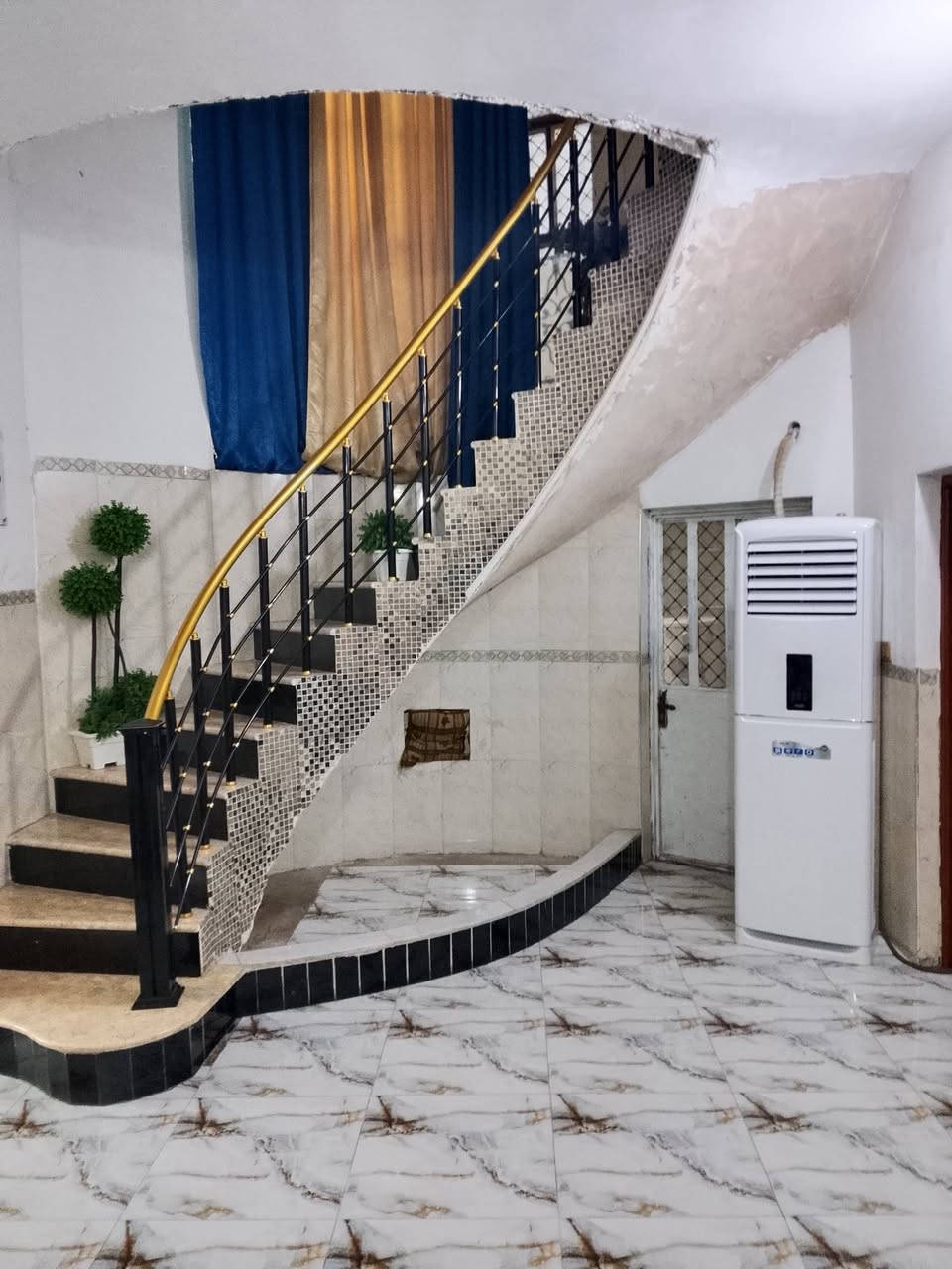 دار للبيع طابو زراعي سند 25
مساحة 200 بحي المرتضى 
طابقين الطابق الارضي 

استقبال 7×4  
صالة 9×4
غرفة نوم 5×4 مطبخ 5×4
مجمع صحيات مناور عدد 2
كراج سيارة صحيات خارجية 

الطباق الثاني بناء بلوك  يحتوي على غرفتين نوم  ومجمع صحيات 
السعر 95 وبي مجال للاستفسار
اتصال ***********
