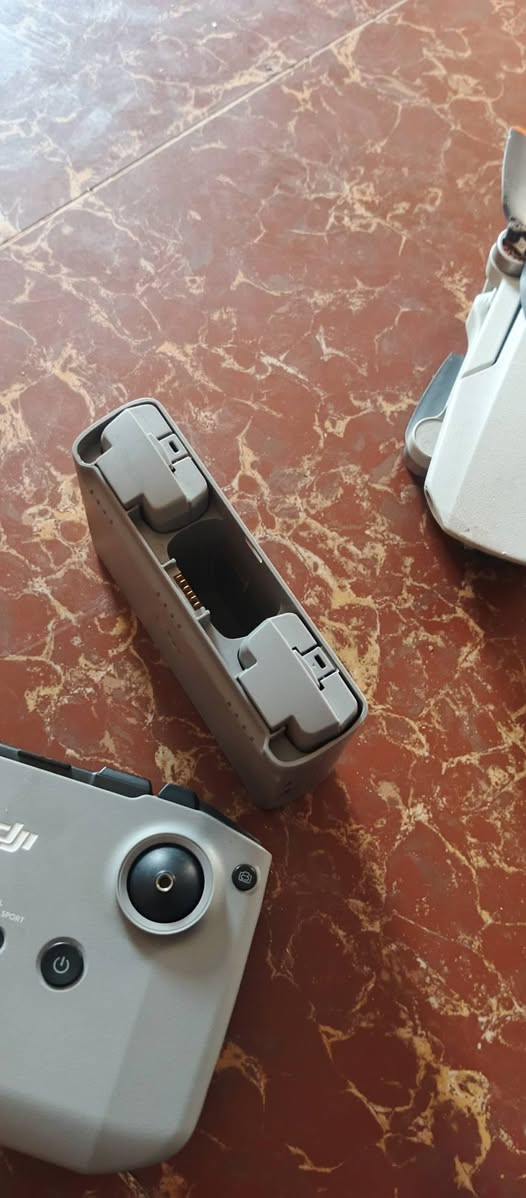 أقصى ارتفاع تحليق لطائرة DJI Mini هو 500 متر (حوالي 1640 قدماً) فوق نقطة الإقلاع من خلال إعدادات تطبيق DJI Fly.
شراي فقط يتواصل واتساب *********** سعر 350معلومات حول درون الظاهرة في الصورة كـ طائرة بدون طيار من سلسلة DJI Mini (مثل DJI Mini 2 أو Mini 2 SE أو Mini 4K)، وهي طائرة رباعية المراوح خفيفة الوزن وقابلة للطي.
أبرز الميزات:
• الوزن والتصميم: تصميم خفيف يقل وزنها عن 249 جراماً، مما يجعلها سهلة الحمل ومحمولة.
• نظام التثبيت: مزودة بجيمبال (Gimbal) ثلاثي المحاور لتثبيت الكاميرا ومنع اهتزاز التصوير.
• الأداء: توفر ثباتاً جيداً في الهواء ومقاومة للرياح مقارنة بحجمها الصغير.
: يتم ضبط الارتفاع تلقائياً في التطبيق على 120 متراً (400 قدم) تماشياً مع القوانين الدولية لسلامة الطيران لحماية الطائرات المدنية. يمكنك رفع هذا الحد يدوياً من إعدادات السلامة (Safety) داخل التطبيق ليصل إلى 500 متر كحد أقصى.
• الارتفاع عن سطح البحر: تستطيع الطائرة الإقلاع والتحليق في مناطق مرتفعة تصل إلى 4000 متر فوق مستوى سطح البحر (السقف الفني لقدرة المحركات والمراوح على دفع الطائرة في الهواء الخفيف
