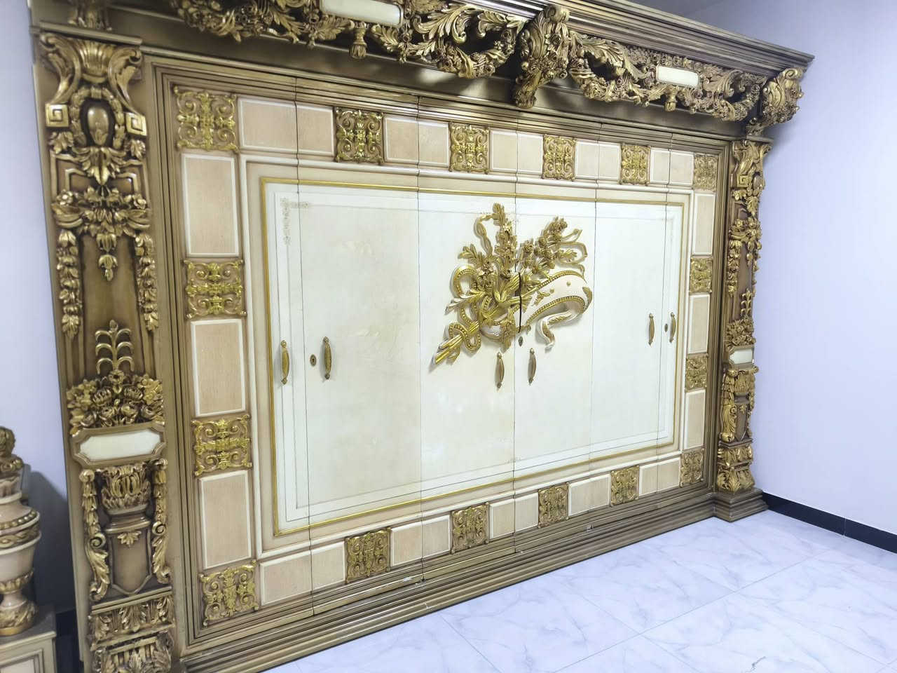السلام عليكم
غرفة نوم مصري دمياطي خشب زان للبيع 
سعر(مليونين و نص)  قابل للتفاوض
 رقم التواصل ***********

