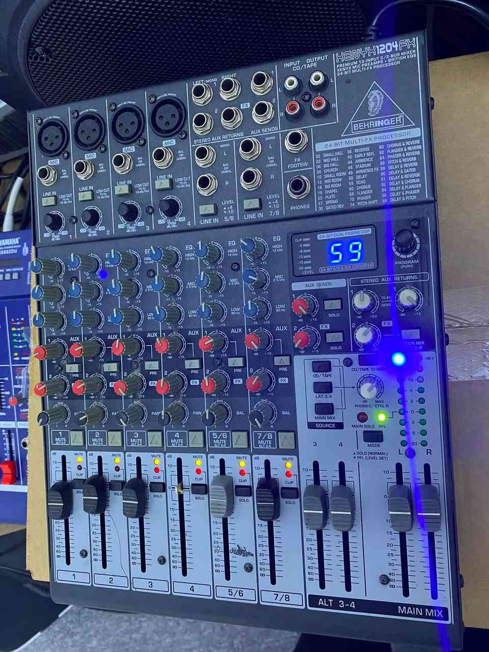 ميكسر  behringer   للبيع
نظيف  و بشرط   و ممفتوح   
100 الف  قفل 🔒 
مكان اربيل 
توصيل موجود لكل محافظات 
*********** واتس اب

