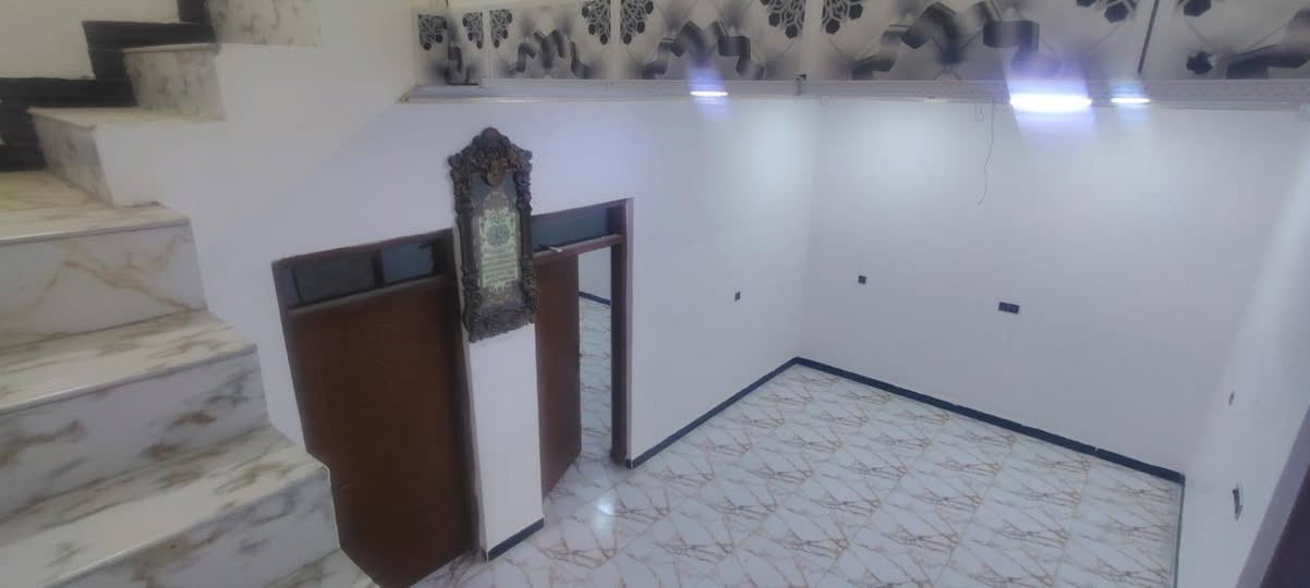 تحفه مو بيت جيب غراضك وكعد فارغ حاليا
بيت زراعي مساحه ١٩٠متر  ب الاسكان صناعي نزله خامسه فرعي ركن 
يحتوي ع غرفتين صاله مطبخ صحيات ديوانيه لبيت حاليا فارغ جيب غراضك وكعد الشراي يتصل ***********
