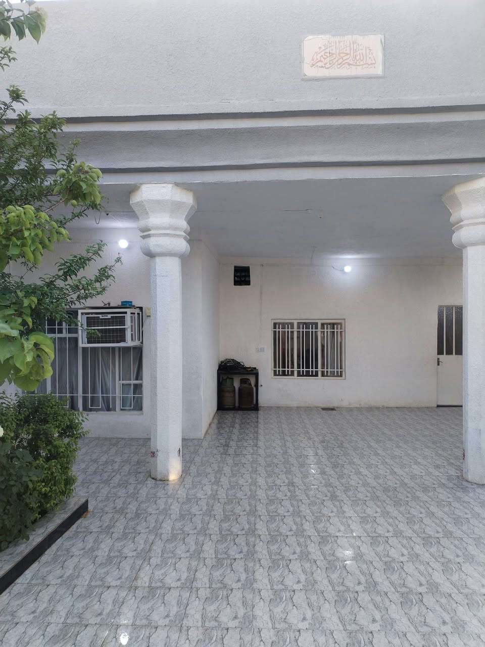 بسم الله الرحمن الرحيم دار للييع المساحه ٣٥٠ تقاطع الساده نهر الشيخ يبعد عن الشارع العام ١٠٠ متر البيت قاطين اربع غرف نوم اثنين جوه وثنين فوك أو مخزن كراج يتسع سيارتين كليدور هول واستقبال أو مطبخ أو مخزن ارضي اصاله مجمع الدرج ترك وره البيت متر عله عرض البيت مجمع صحيات دالخل أو خاج صحيات أبواب البلاستك بيبيسي درجه أوله ارضيه سيراميك بورسلين بيت كلش مرتب أو بالعافيه للي اكون من نصيبه السعر أو باقي التفاصيل اتصل أو تامر امر رقم الهاتف *********** الرقم الثاني *********** ومن الله التوفيق للجميع
